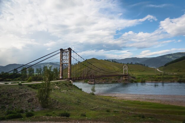 Puente colgante sobre río de montaña