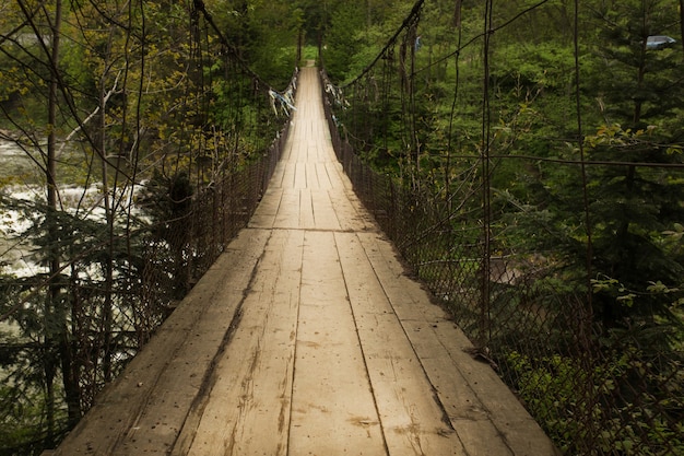 Foto puente colgante sobre el río en las montañas de los cárpatos