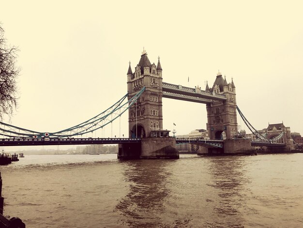 Foto puente colgante sobre el río