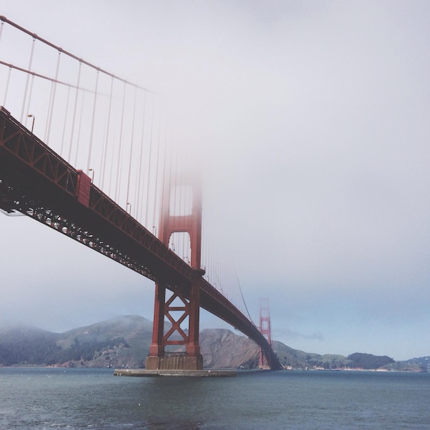 Puente colgante sobre el río