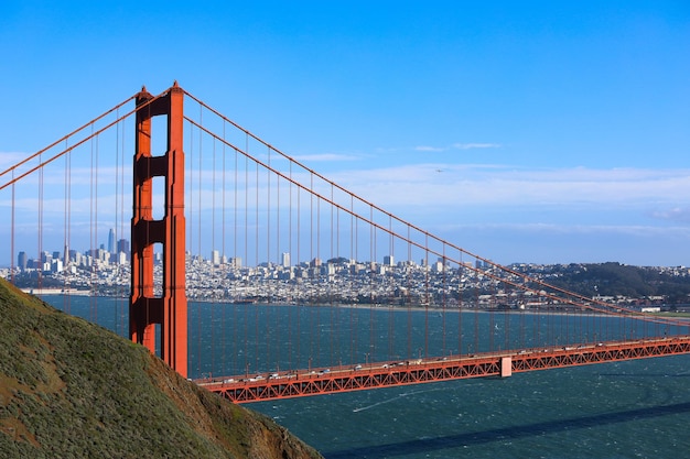 Foto puente colgante sobre el río