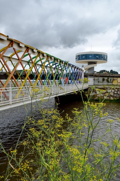 Foto puente de colores que conecta avilés con el centro niemeyer, asturias, españa