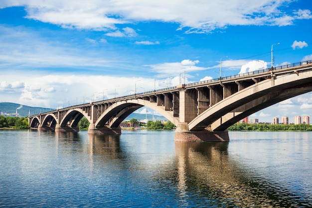 El puente comunal es un puente peatonal y de automóviles que cruza el río Yenisei en Krasnoyarsk, Rusia
