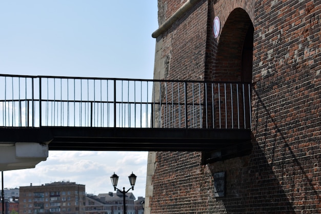 El puente conduce a la torre del Kremlin.