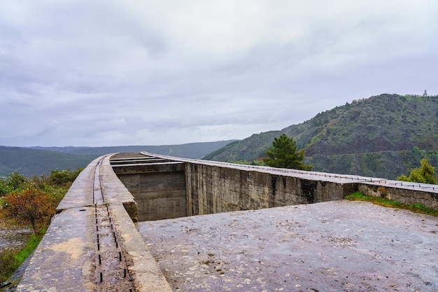 Puente en construcción en el valle que cruza la sierra de Madrid