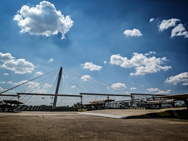 Foto puente contra el cielo azul