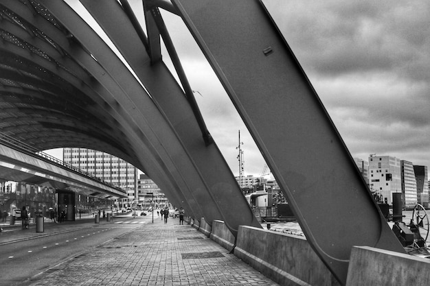 Foto puente contra el cielo en la ciudad