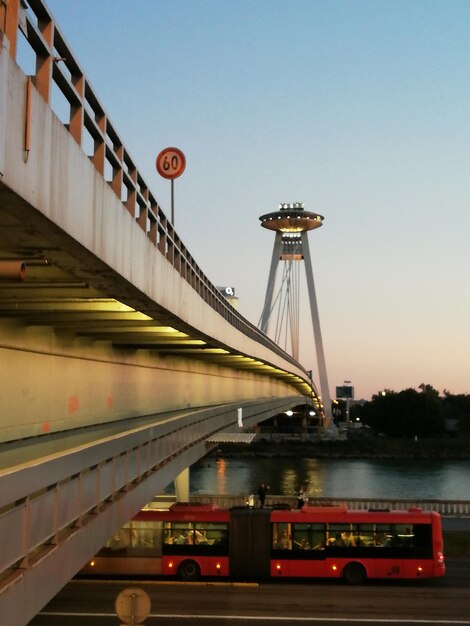 Foto puente contra el cielo despejado en la ciudad