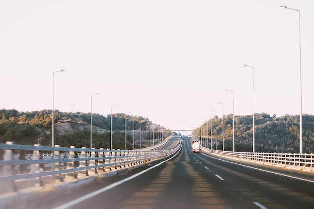 Foto el puente contra el cielo despejado