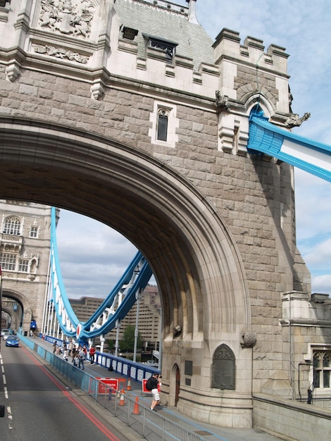 Foto el puente contra el cielo nublado