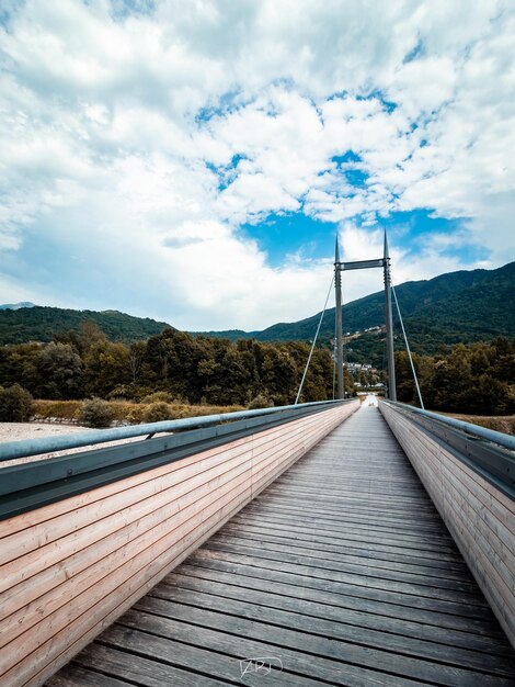 Foto el puente contra el cielo