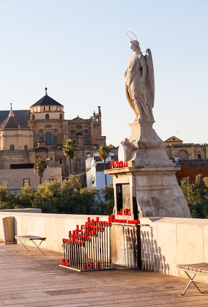 Puente de Córdoba en España - Detalle de la estatua católica