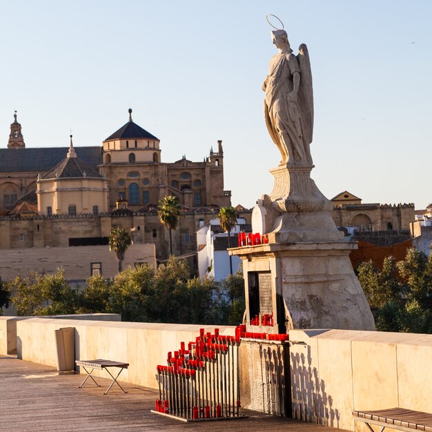 Puente de Córdoba en España - Detalle de la estatua católica