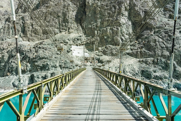 Puente cruzar el río Shyok en el valle de Nubra en Turtuk, Leh Ladakh.