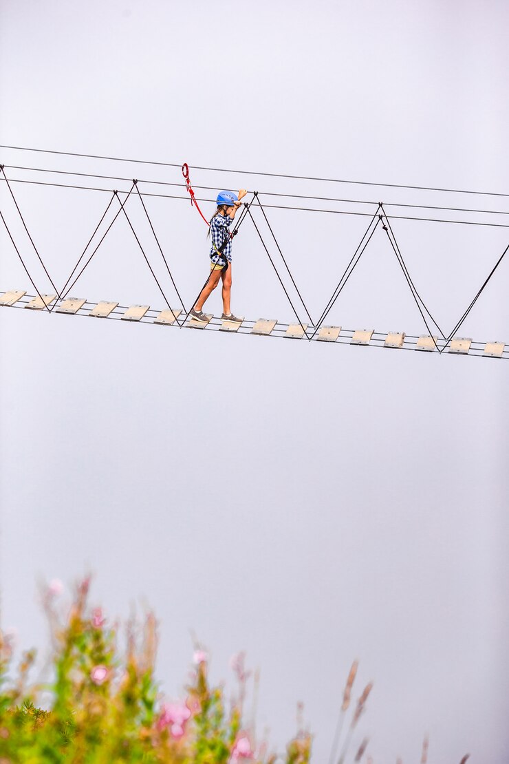 Foto el puente de cuerda en la cima de la montaña de rosa khutor, rusia