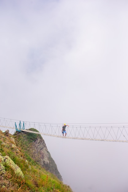 El puente de cuerda en la cima de la montaña de Rosa Khutor, Rusia