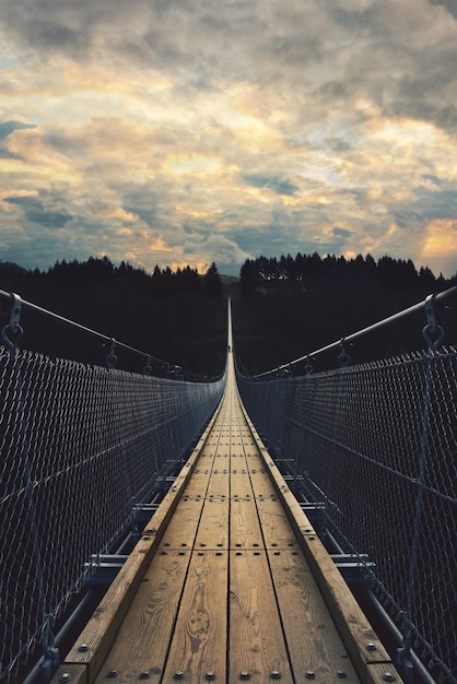 Foto puente de cuerdas contra el cielo durante la puesta de sol