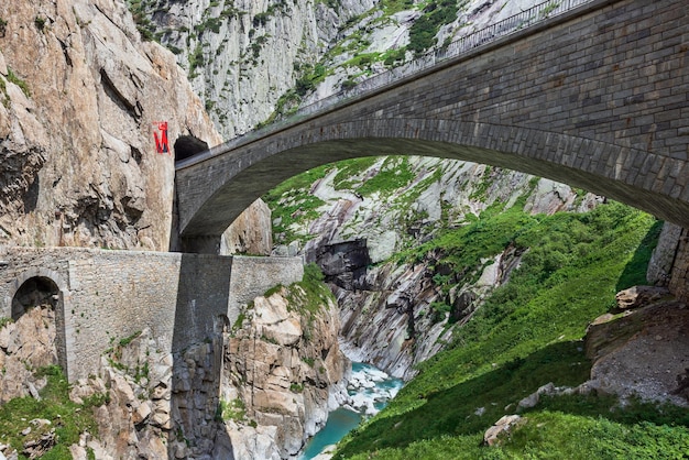 Puente del diablo en los alpes suizos