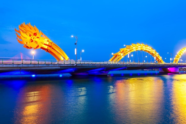 Puente del dragón de Danang en Vietnam