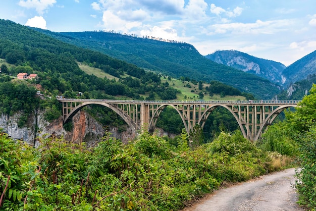 Puente Durdevica en las montañas del norte de Montenegro