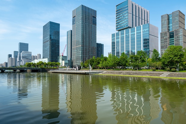 Puente y edificio de oficinas del centro financiero en Ningbo East New Town, China