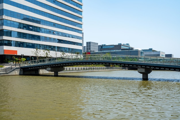 Puente y edificio de oficinas del centro financiero en Ningbo East New Town, China