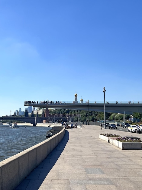 Puente elevado en el parque Zaryadye cerca de la Plaza Roja