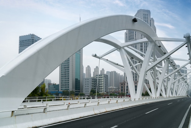 El puente emblemático en Tianjin, China - Progress Bridge