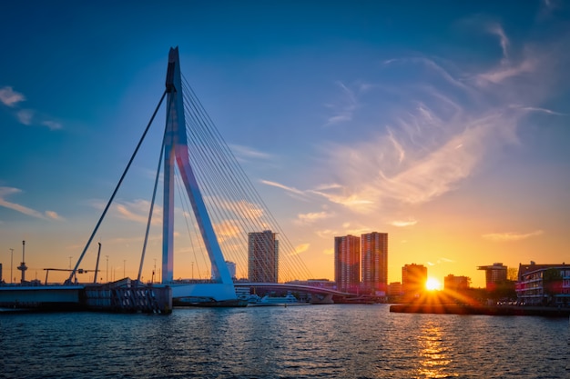 Puente Erasmus al atardecer, Rotterdam, Países Bajos
