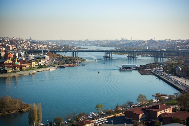 Puente Eyup en el Cuerno de Oro en la vista Estambul Turquía