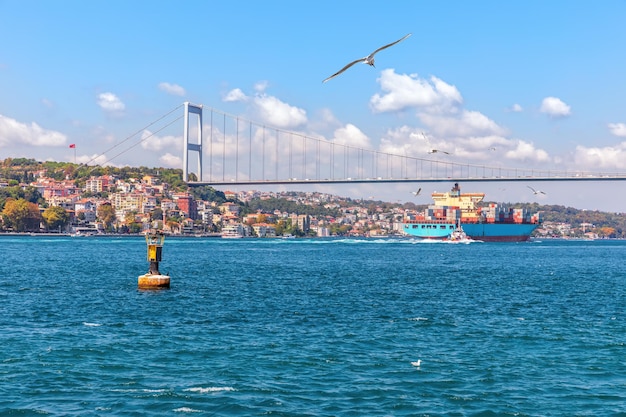 El puente Fatih Sultan Mehmet el buque de carga y el Bósforo ver Estambul