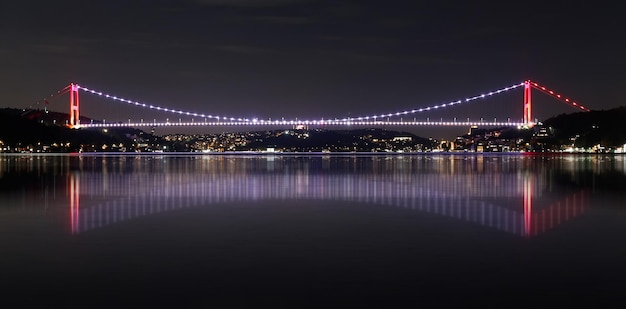 Puente Fatih Sultan Mehmet entre los lados europeo y asiático de Estambul, Turquía