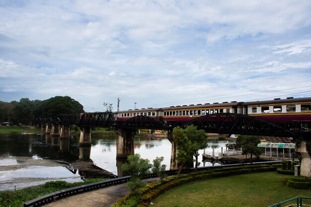 Puente ferroviario de acero sobre el río Kwai de monumentos conmemorativos sitios históricos y monumentos Sitios de la Segunda Guerra Mundial para tailandeses viajeros extranjeros visitan y viajan en tren en Kanchanaburi Tailandia