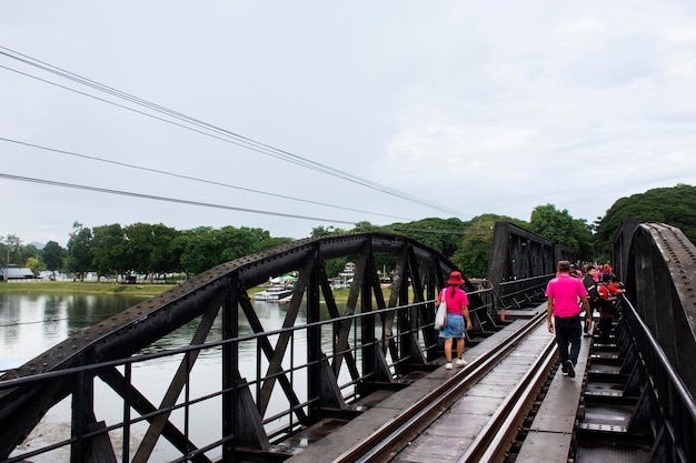 Puente ferroviario de acero sobre el río kwai sitios históricos conmemorativos y monumento Sitios de la Segunda Guerra Mundial para tailandeses viajeros extranjeros visitan la vía del tren el 30 2023 de agosto en Kanchanaburi Tailandia