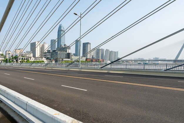 Puente ferroviario y autopista en Ningbo, China