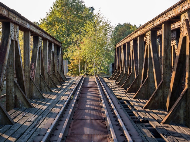 Foto puente ferroviario contra el cielo despejado