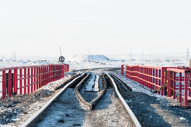 Puente ferroviario y deformación de la vía férrea, construido sobre permafrost.