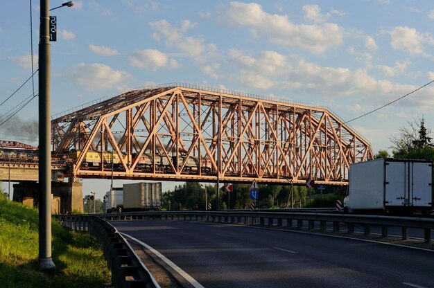 Puente ferroviario sobre el canal del Volga de Moscú en una soleada mañana de verano región de Moscú Rusia