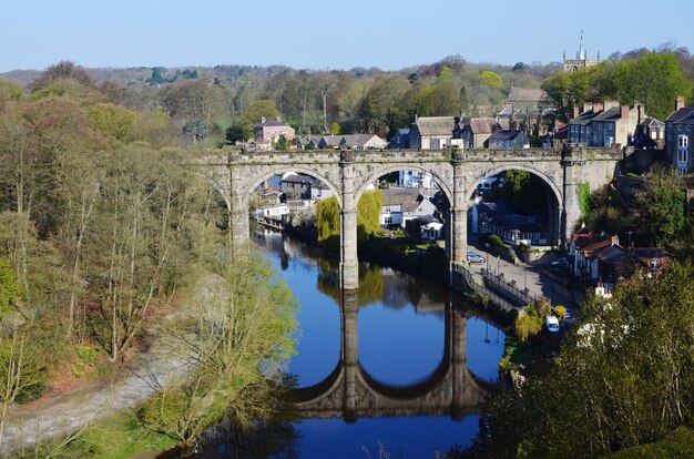 Foto puente ferroviario sobre el río nidd en knaresborough