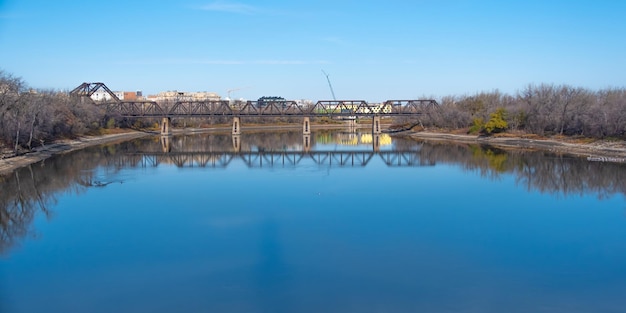 Puente ferroviario sobre un río en winnipeg manitoba