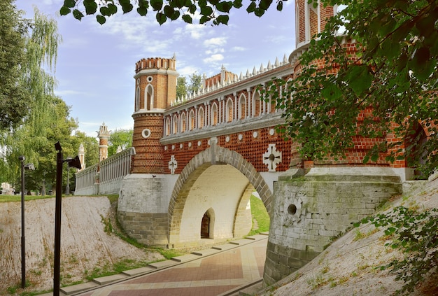 El Puente de las Figuras en Tsaritsyno Puente decorativo en el conjunto Palacio y Parque del XVIII