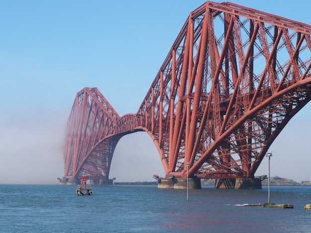 Puente de Forth sobre Firth of Forth en Edimburgo