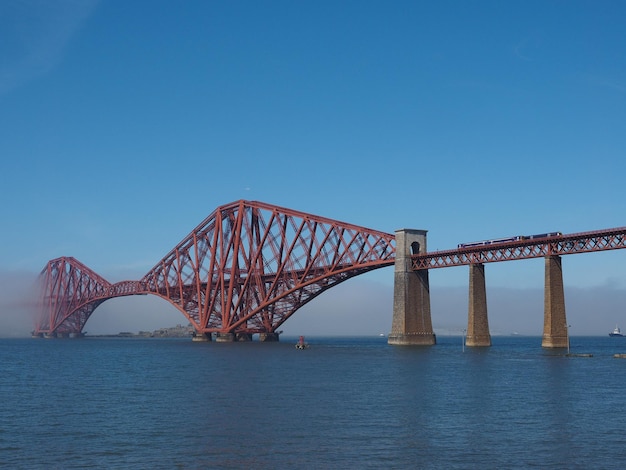 Puente de Forth sobre Firth of Forth en Edimburgo