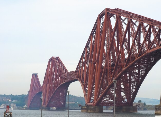 Puente de Forth sobre Firth of Forth en Edimburgo