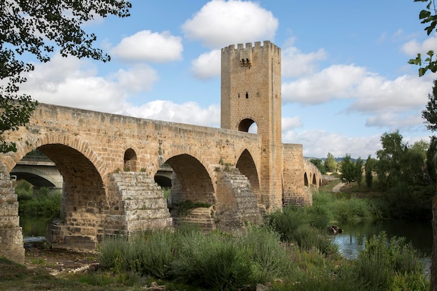 Puente de Frías con el río Ebro Burgos España