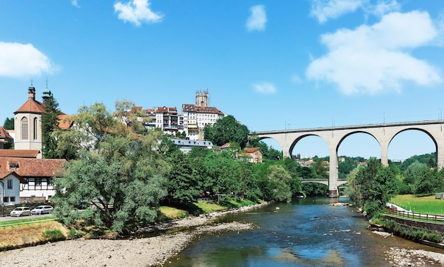 Puente de Friburgo en Suiza