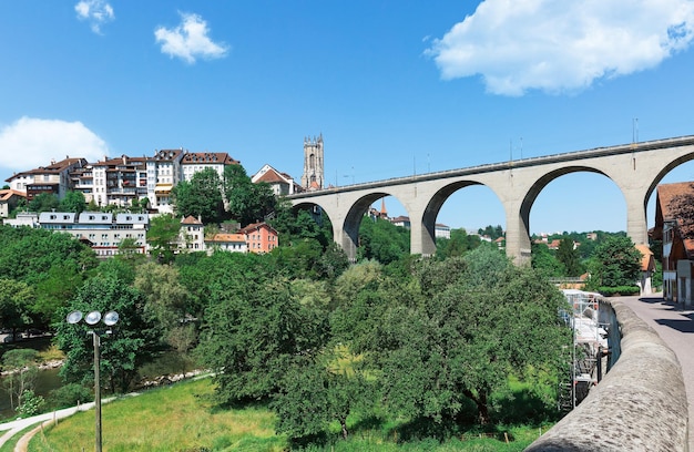 Puente de Friburgo en Suiza