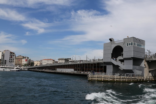 Puente de Galata en la ciudad de Estambul