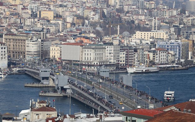 Puente de Galata y distrito de Karakoy en la ciudad de Estambul