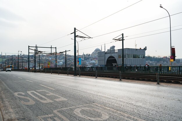 Puente de Galata en Estambul durante el día